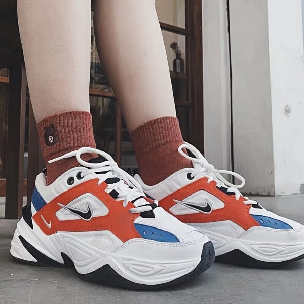 Chaussures de Sport Basses pour Femmes Nike M2K Tekno - Chaussures Rétro à Rayures avec Couverture Synthétique Respirante et Amorti en EVA, Semelle en Caoutchouc Durable pour Usage Quotidien et Athlétique (AO3108-101), Confort Tous les Jours, Style Sportif Moderne, Semelle Intérieure Confortable en EVA